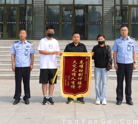 韩冰：勇闯火海救下因吸入过量有毒气体出现颤抖和抽搐的男孩。