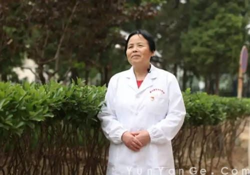 朱丽华：光明溢天地。