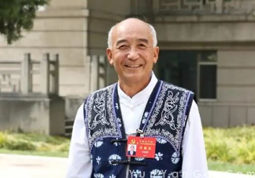 李桂科：四十余载治病治心治贫，用大爱谱写奉献之歌。