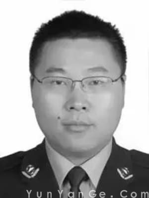 何哲：累倒在工作岗位上，用生命诠释忠诚与担当的37岁民警。