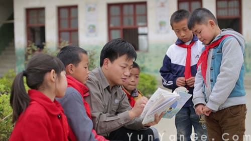 夏凡：“爱心大哥哥”13年坚持帮扶困难学生。