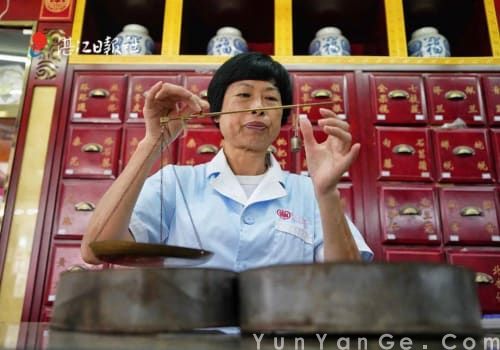 豆碧珍：女店主诚信经营药店30年，守护岛民健康。