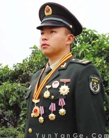 何祥美：隐秘潜伏5小时，800米一击斩首蓝军指挥官。